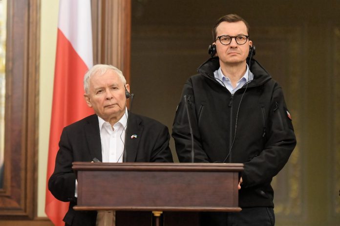 Kijów, Ukraina, 15.03.2022. Premier RP Mateusz Morawiecki (P) oraz wicepremier RP Jarosław Kaczyński (L) wzięli udział w konferencji prasowej po spotkaniu w Kijowie, 15 bm. Trwa inwazja Rosji na Ukrainę. (amb) PAP/Andrzej Lange