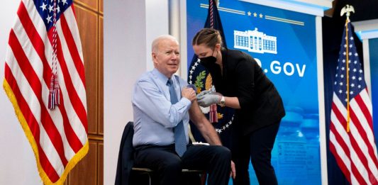 Joe Biden kolejny raz się zaszczepił EPA/MICHAEL REYNOLDS Dostawca: PAP/EPA.