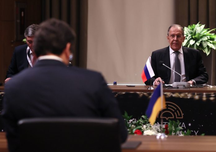 Siergiej Ławrow podczas rozmów z szefem MSZ Ukrainy w Turcji Źródło: PAP