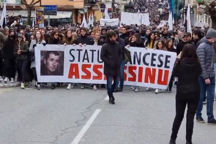 Manifestacja na Korsyce. Screen