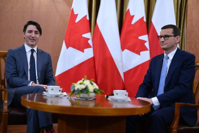 Warszawa, 10.03.2022. Premier Mateusz Morawiecki (P) i premier Kanady Justin Trudeau (L) podczas spotkania w Kancelarii Prezesa Rady Ministrów w Warszawie, 10 bm. Według zapowiedzi premierzy Polski i Kanady mieli rozmawiać na temat koordynacji dalszych kroków społeczności międzynarodowej w odpowiedzi na rosyjską napaść na Ukrainę, zwłaszcza o wsparciu dla tego kraju, a także perspektywie przyjęcia przez Kanadę uchodźców z Ukrainy. (kf) PAP/Marcin Obara