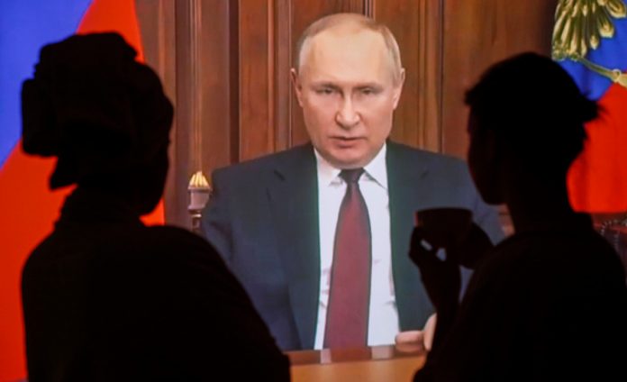 Władimir Putin w rosyjskiej telewizji Źródło: PAP