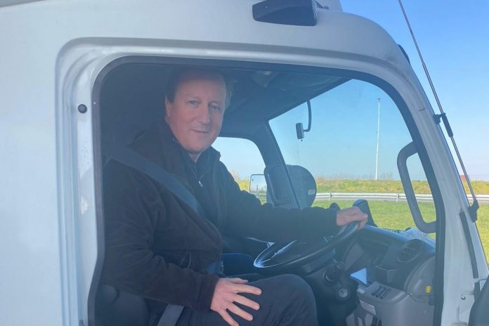 Cameron ciężarówką do Polski.