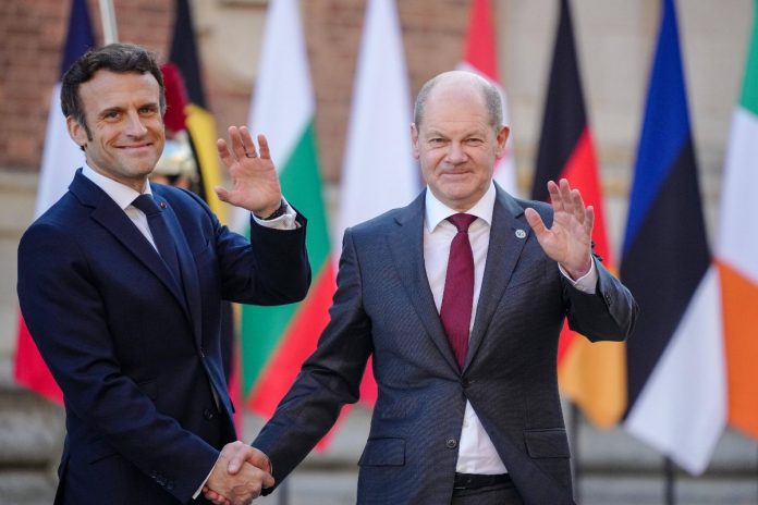 Prezydent Emmanuel Macron oraz kanclerz Niemiec Olaf Scholz. / foto: PAP/DPA