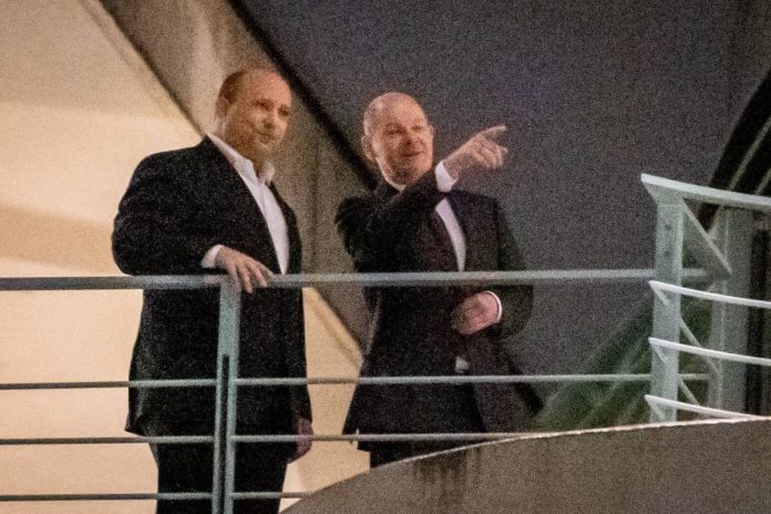 Premier Izraela Naftali Bennett oraz kanclerz Niemiec Olaf Scholz. / foto: PAP