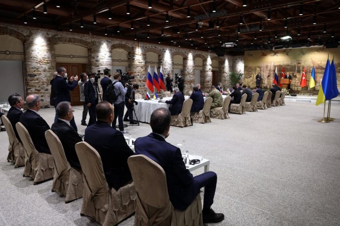 Prezydent Turcji Recep Tayyip Erdogan przemawia przed rozmowami pokojowymi między delegacjami Rosji i Ukrainy w Stambule. / foto: PAP/Abaca