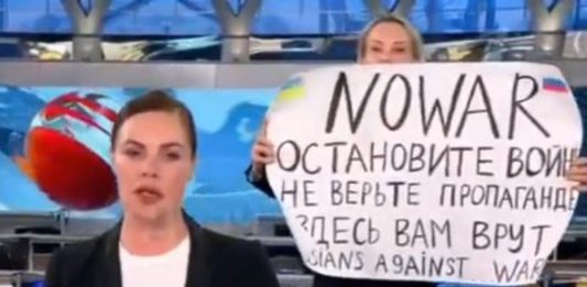 Dziennikarka przerwała protestem przeciwko wojnie na Ukrainie program w rosyjskiej państwowej telewizji Kanał 1. / foto: screen Twitter