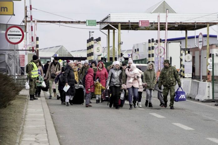 Uchodźcy z Ukrainy przekraczają granicę z Polską. Foto: Straż Graniczna