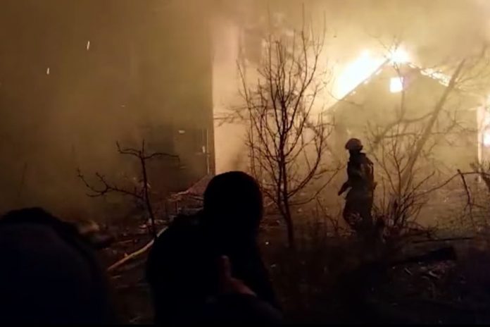 ukraina_nczas Pożar budynków mieszkalnych na po rosyjskim bombardowaniu w Żytomierzu na Ukrainie/Fot. screen Facebook/ДСНС України