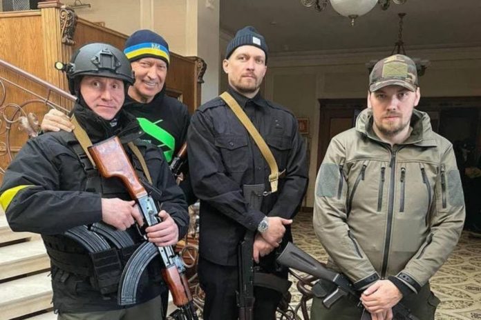 usyk-ukraina Ołeksandr Usyk (z prawej) po zaciągnięciu się do wojsk obrony terytorialnej.