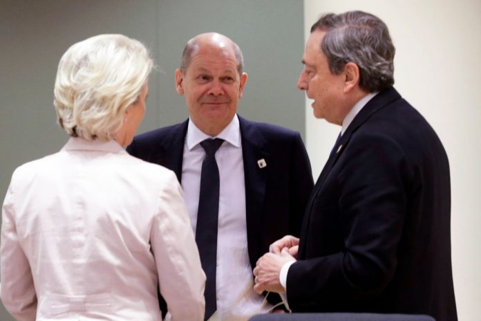 Ursula von der Leyen, Olaf Scholz oraz Mario Draghi. / foto: PAP/EPA