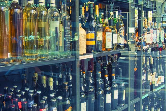 Witryna sklepu z alkoholami. Zdjęcie ilustracyjne: Pixabay
