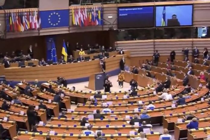 Prezydent Ukrainy Wołodymyr Zełenski przemawiał w Parlamencie Europejskim. / foto: screen Twitter: @therecount