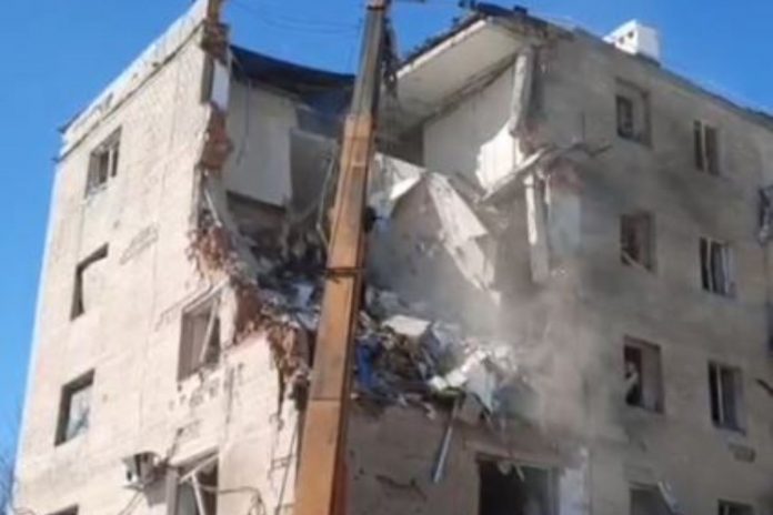 Zniszczony pięciopiętrowy budynek mieszkalny w Charkowie. / foto: screen Telegram: ДСНС України