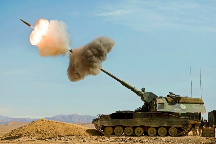 Należąca do Królewskiej Armii Holenderskiej haubicoarmata Panzerhaubitze 2000 oddająca strzał podczas wojny w Afganistanie (2009 r). Foto: Wikipedia