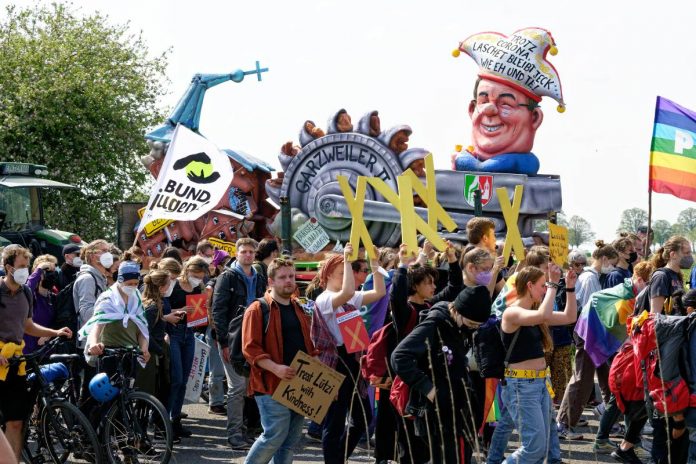 Protest różnych dziwnych ludzi w Garzweiler. Foto: PAP/DPA