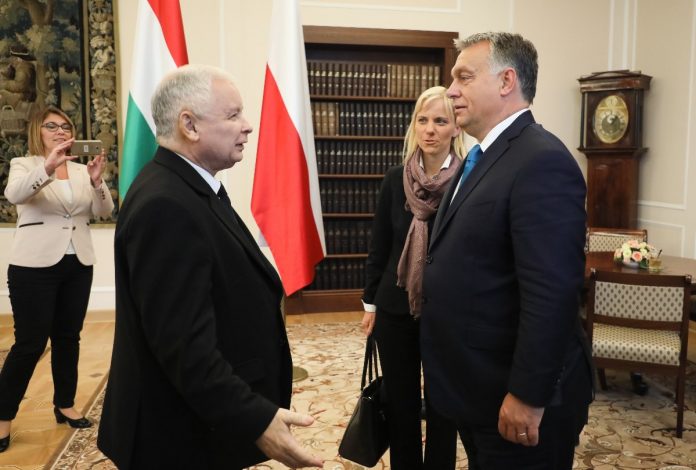 Warszawa, 22.09.2017. Prezes PiS Jarosław Kaczyński (L front) i premier Węgier Viktor Orban (P front ) podczas spotkania w Sejmie, 22 bm. Z lewej rzecznik prasowy PiS Beata Mazurek. (cat) PAP/Paweł Supernak
