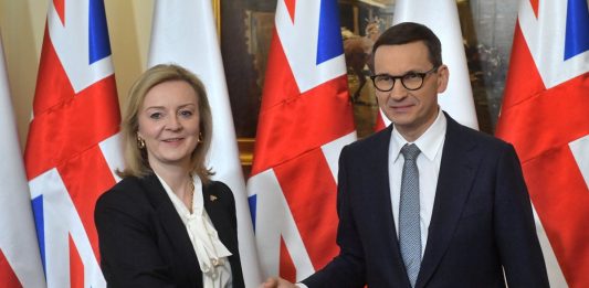 Warszawa, 05.04.2022. Premier Mateusz Morawiecki (P) i minister spraw zagranicznych Wielkiej Brytanii Liz Truss (L) podczas powitania przed spotkaniem w Kancelarii Prezesa Rady Ministrów w Warszawie, 5 bm. (mr) PAP/Radek Pietruszka