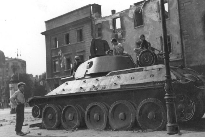 Radziecki czołg T-34 model 41 na ulicy Lwowa/Obrazek ilustracyjny/Fot. domena publiczna