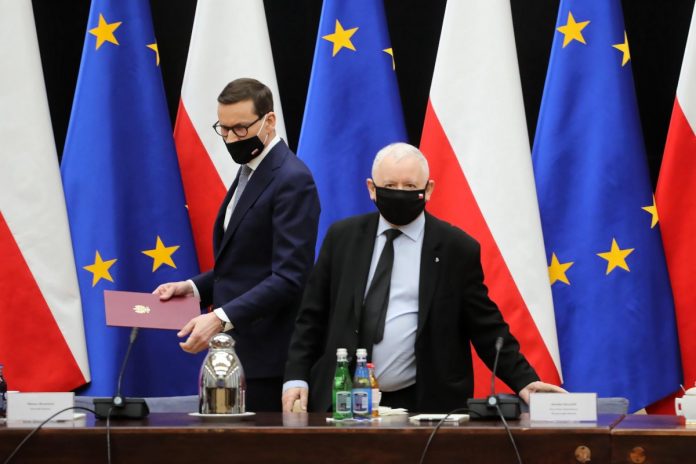 Premier Mateusz Morawiecki (L) oraz prezes PiS, wicepremier Jarosław Kaczyński (P) w KPRM w Warszawie PAP/Wojciech Olkuśnik