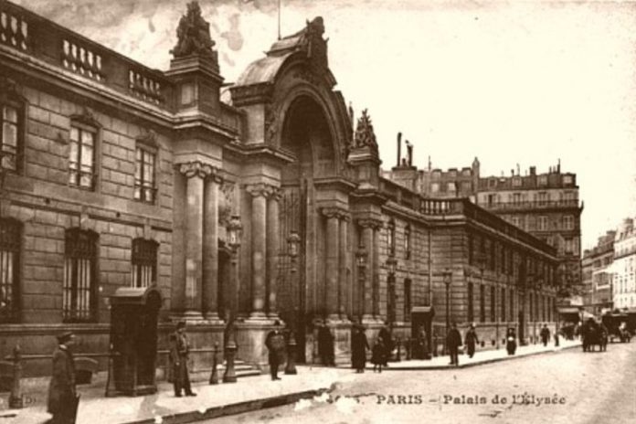Niezmieniona do dziś brama wjazdowa do Pałacu Elizejskiego w 1900 roku Pałac Elizesjki