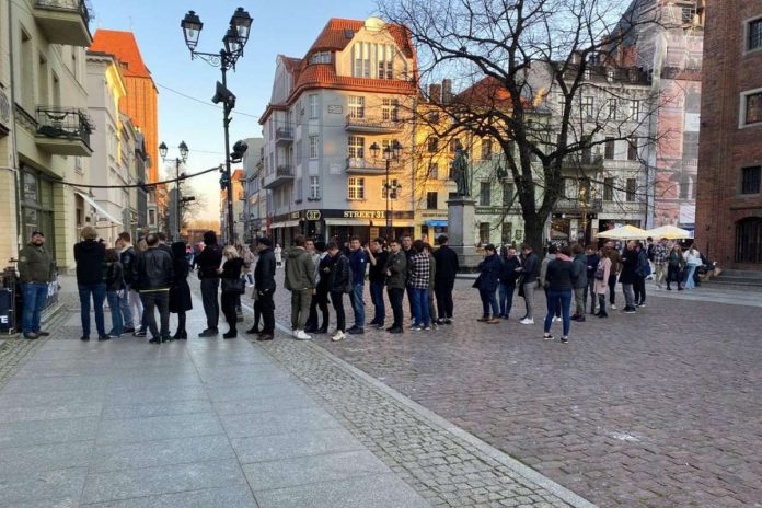 Pub_Mentzen_nczas Kolejka do pubu Sławomira Mentzena Źródło: Facebook