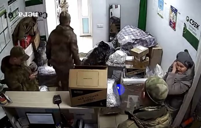 Rosjanie wysyłają skradzione sprzęty do ojczyzny Źródło: YouTube/Anton Motolko