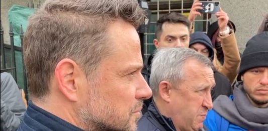 Prezydent Warszawy Rafał Trzaskowski i ambasador Ukrainy w Polsce Andrij Deszczycia na terenie "Szpiegowa"/Fot. screen Facebook