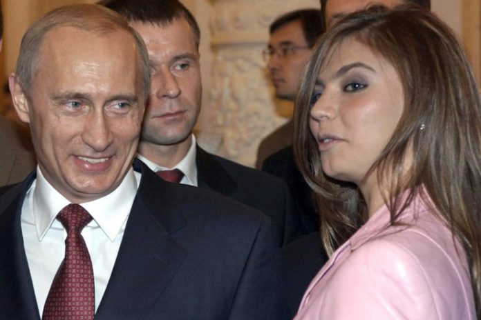 Prezydent Władimir Putin, Alina Kabajewa. Foto: PAP (PRESIDENTIAL PRESS SERVICE/ITAR-TASS POOL)