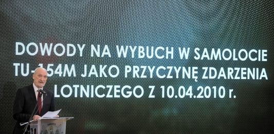 Przewodniczący podkomisji Antoni Macierewicz podczas konferencji prasowej Podkomisji ds. Ponownego Zbadania Wypadku Lotniczego pod Smoleńskiem. / foto: PAP