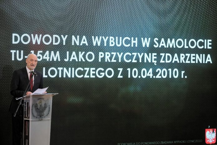 Przewodniczący podkomisji Antoni Macierewicz podczas konferencji prasowej Podkomisji ds. Ponownego Zbadania Wypadku Lotniczego pod Smoleńskiem. / foto: PAP