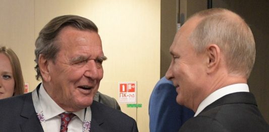 Gerhard Schroeder i Władimir Putin. Foto: PAP/EPA