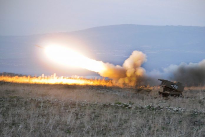 Izraelska artyleria podczas ćwiczeń. Zdjęcie ilustracyjne. Źródło: wikimedia