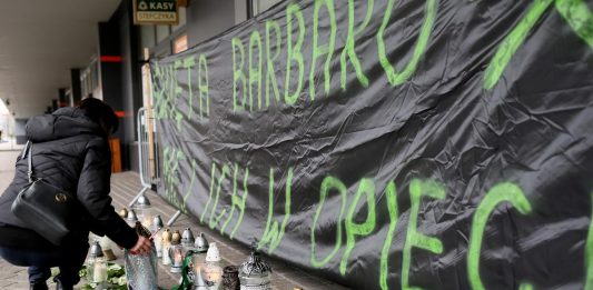 Pawłowice (woj. śląskie), 20.04.2022. Banner i znicze przed budynkiem kopalnii Jastrzębskiej Spółki Węglowej Pniówek w Pawłowicach, 20 bm. Minionej nocy w kopalni doszło do wybuchu i zapalenia metanu. Z 25 osób, które zostały w zdarzeniu poszkodowane, pięć nie żyje. (mr) PAP/Zbigniew Meissner