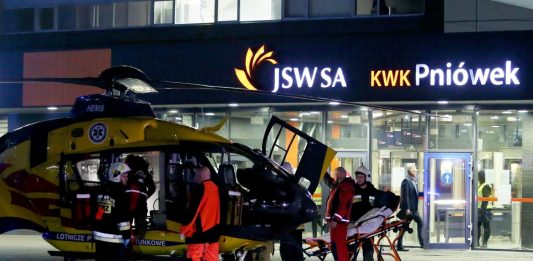 Śmigłowiec Lotniczego Pogotowia Ratunkowego przed wejściem na teren kopalni Jastrzębskiej Spółki Węglowej Pniówek w Pawłowicach. Foto: PAP/Zbigniew Meissner