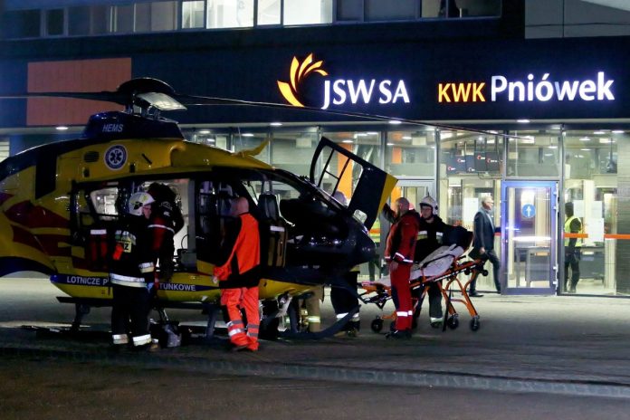 kwk_pniowek Śmigłowiec Lotniczego Pogotowia Ratunkowego przed wejściem na teren kopalni Jastrzębskiej Spółki Węglowej Pniówek w Pawłowicach. Foto: PAP/Zbigniew Meissner