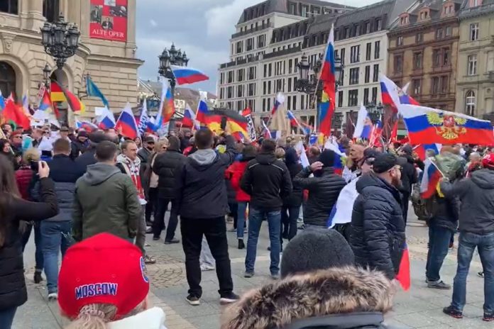 Prokremlowski wiec na ulicach niemieckiego Frankfurtu. Foto: print screen tter