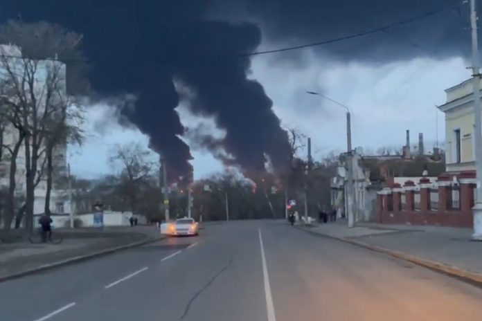 odessa_atak Poranny atak Rosjan na składy paliw w Odessie. Foto: print screen tter