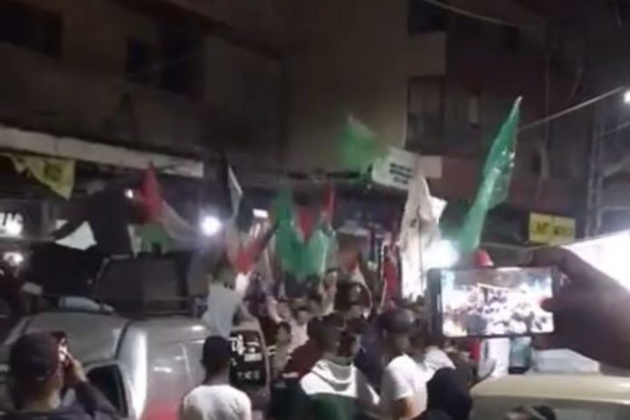 Palestyńczycy świętują atak terrorystyczny w Tel Awiwie. / foto: screen Twitter