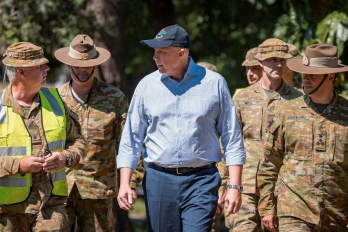 Minister obrony Australii Peter Dutton w towarzystwie żołnierzy. Foto: tter/Peter Dutton