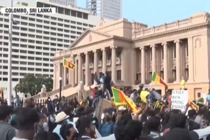 Kadr z protestów na Sri Lance. Zdjęcie ilustracyjne. / foto: screen YouTube: WION