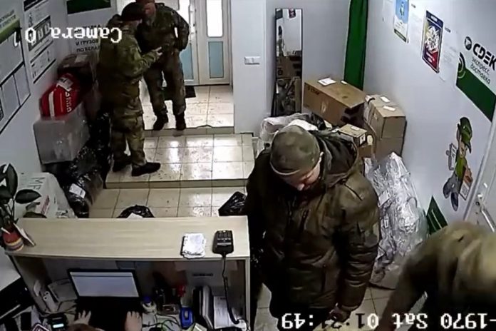 Rosyjscy żołnierze oblegają białoruskie punkty kurierskie wysyłając do Rosji paczki ze skradzionymi na Ukrainie rzeczami.