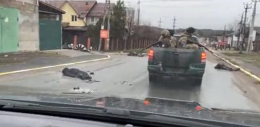 Zwłoki na ulicach miasta Bucza. Foto: print screen tter