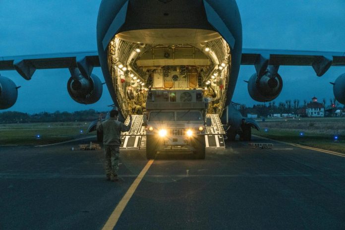 Transport wojskowy US Army na lotnisku w Rzeszowie. Zdjęcie ilustracyjne. Foto: US Army