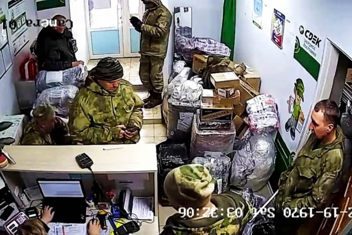 Rosyjscy żołnierze i ich paczki. Foto: YT/screen