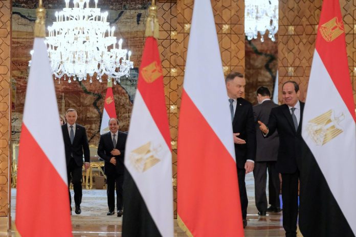 Andrzej_Duda_Sisi_Egipt__nczas Kair, Egipt, 30.05.2022. Prezydent RP Andrzej Duda (L) i prezydent Egiptu Abd al-Fattah as-Sisi (P) podczas oświadczenia dla mediów po spotkaniu w Pałacu Ittihadiya w Kairze, 30 bm. (mm/awol) PAP/Mateusz Marek