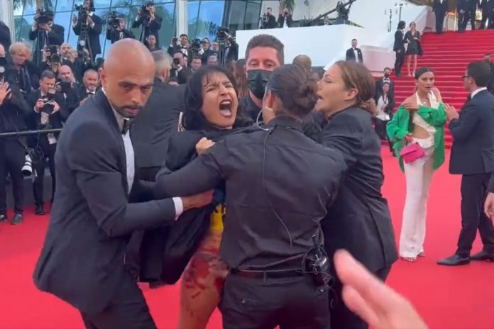 Aktywistka na czerwonym dywanie w Cannes/Fot. screen Twitter
