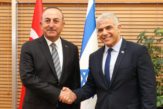 MSZ Turcji i Izraela: Mevlut Cavusoglu i Yair Lapid.