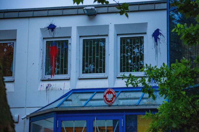 Konsulat Generalny RP w Hamburgu oblany farbą w kolorach rosyjskiej flagi/Fot. PAP