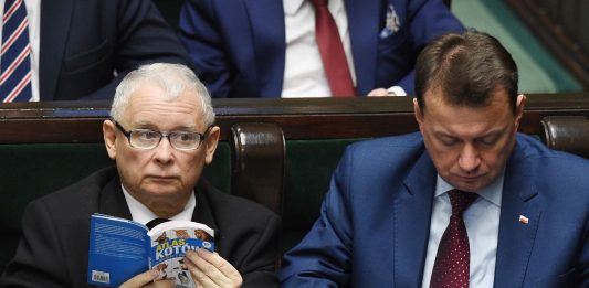 Jarosław Kaczyński przegląda "Atlas kotów" w Sejmie Źródło: PAP